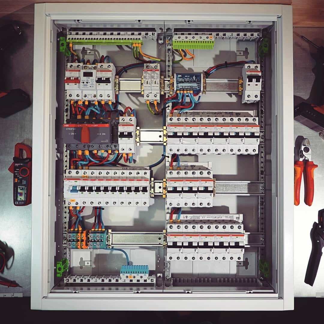 Вот такой должен быть электрический щит у вас дома | Квартирный лайфхак |  Дзен