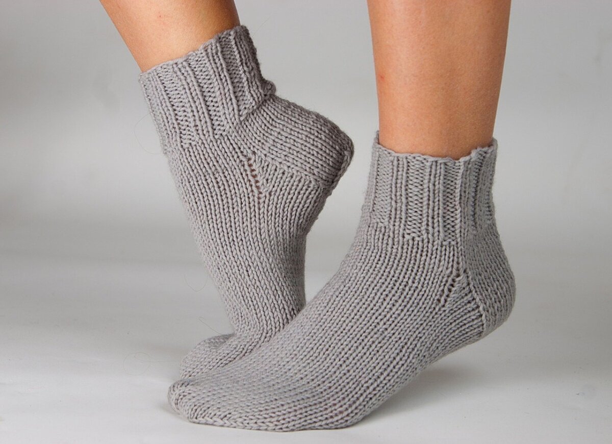 Носочки просто. Вязаные носки. Вязаные носки женские. Вязаные носки спицами. Носки женские спицами.