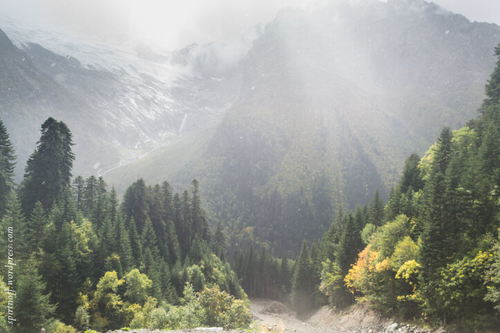 2.  Идем по насыпи. Она искусственная. Это выкат лыжного спуска. Подразумевается, что тут тормозной путь, дальше ножками до подъемника (недалеко). Насыпь/отвал по равнинным меркам сделан очень грубо. Даже сурово. Просто взяли и срезали нужное.