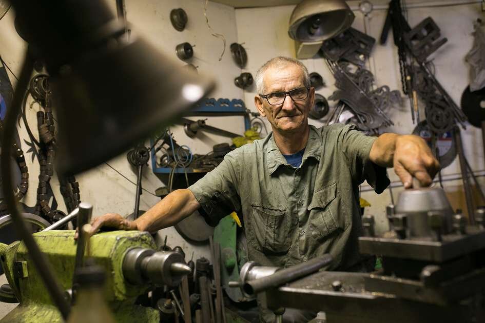 Геннадий Лаврентьев в своей мастерской