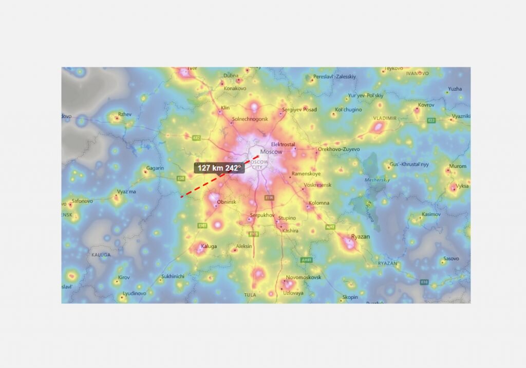 Карта засветки на сайте lightpollutionmap.info для Москвы. Как видно из рисунка, лучшие места для наблюдения находятся примерно в 120 км от центра города на юго-западе или юго-востоке, или в 80 км от края города. Чем темнее область — тем лучше небо: серые и синие области — замечательно, желтые и зеленые — терпимо, а красные и белые — там небо такое же, как в центре мегаполиса. Для городов поменьше Москвы дистанция сокращается в разы, примерно 20–30 км от края города.