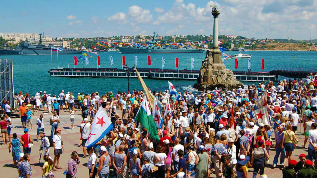 Герои севастополя. Большая бухта севастополь. Парад 9 мая севастополь. Сколько будет севастополь. Сколько будет севастополь.