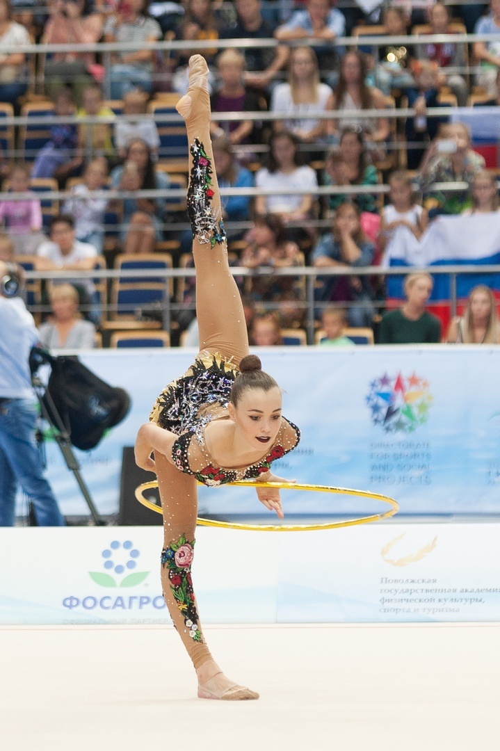 Член сборной команды России в групповых упражнениях, заслуженный мастер спорта России, победительница и призёр международных турниров, двукратная чемпионка Мира — Евгения Леванова!  