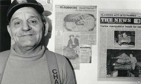 Дэвид Хэмел со своим рассказом в журналах и газетах Америки 