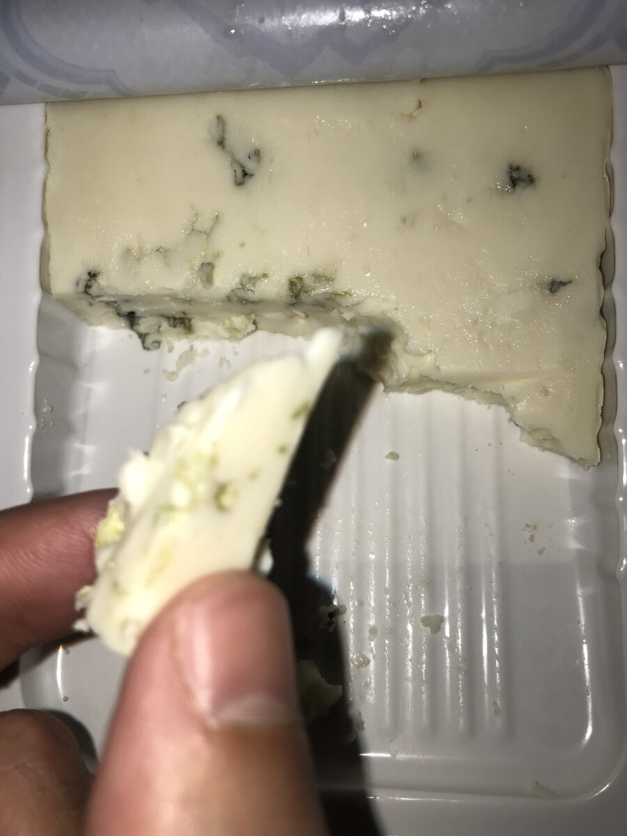 Простите великодушно. Я сначала немного его пожрал, а только потом начал фоткать. Да и мысль написать о нем пришла в голову только после первого бокала вина. И ДА, сыр выглядел более аппетитно чем я его сфоткал. Чукча - не фотограф. 