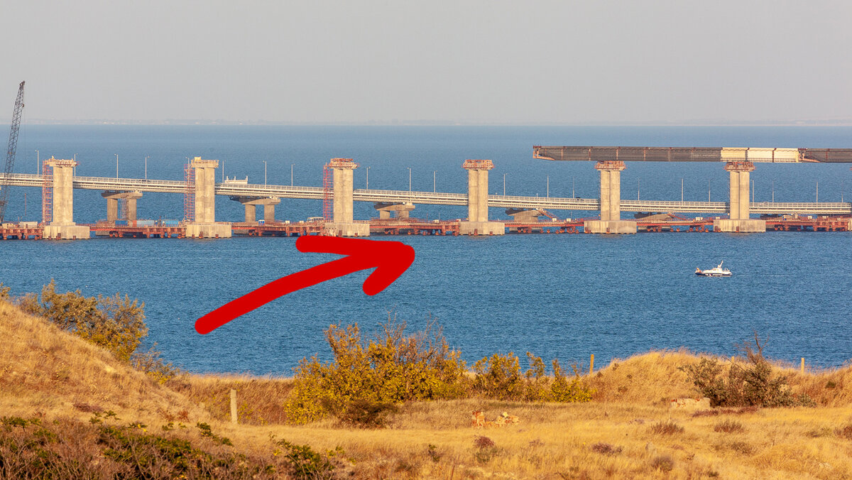 Временный рабочий мост через Керченский пролив.