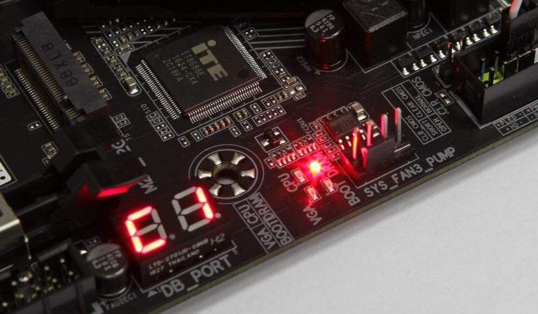 Горит красная лампочка на материнской плате и не включается компьютер