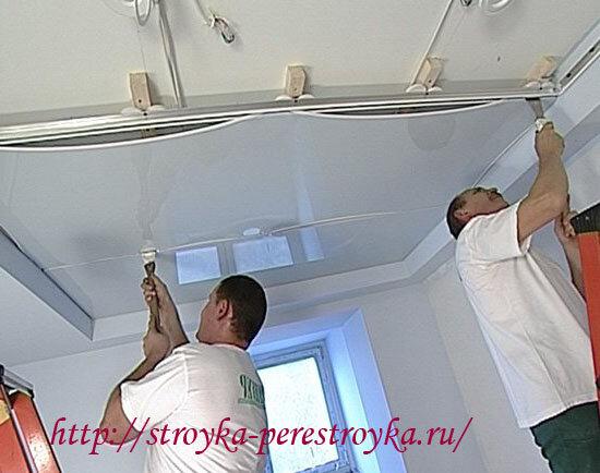 Одними из самых популярных в настоящее время разновидностей потолков, это натяжные потолки. Изготавливаются такие потолки из прочных полимерных материалов. Технология таких материалов позволяет создавать очень красивые и крепкие потолочные покрытия.