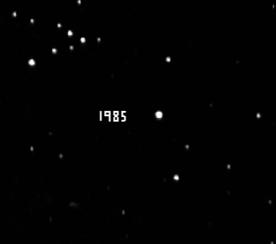 Звезда Барнарда. Показано как изменяется расположение звезды среди других звёзд. Фотографии сделаны с интервалом 5 лет, с 1985 по 2005 годы.