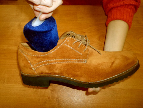 Шаг 1. Дайте обуви просохнуть несколько часов в специальных колодках.

