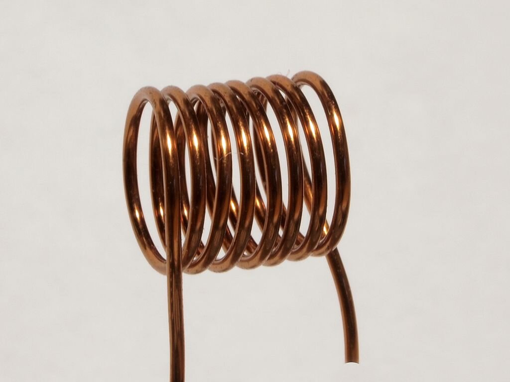 Провод, свернутый в катушку, обладает гораздо большей индуктивностью, чем прямой