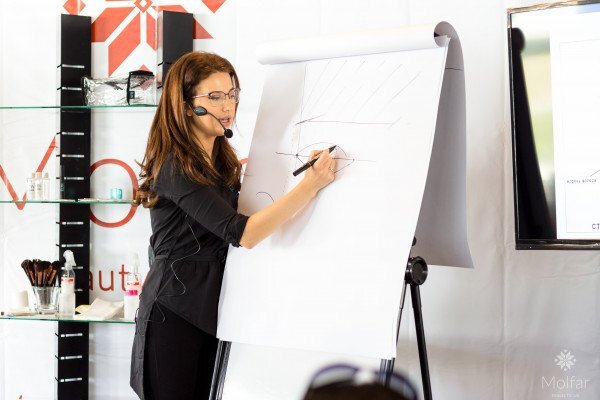 Анна Кравченко — спикер и судья этапа "Маникюр"