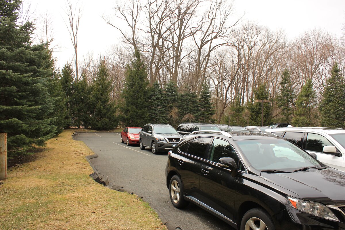 Парковка вокруг здания.