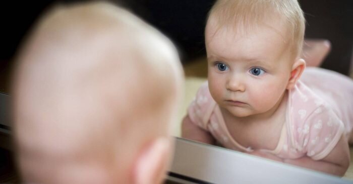 Почему на самом деле младенца нельзя показывать в зеркало