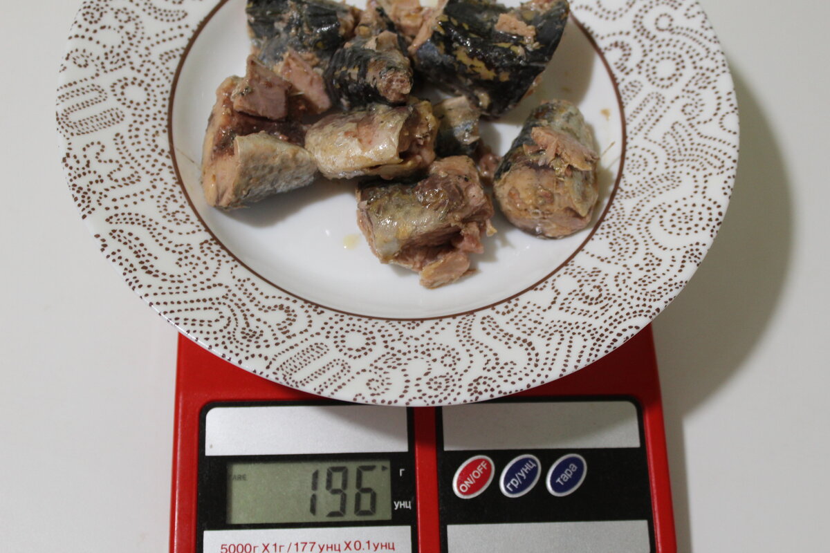 100 грамм рыбы. Вес куска рыбы. 50 грамм рыбы. Сёмга слабосоленая. 100 грамм мяса.