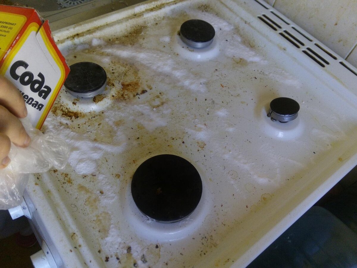 Нужно снять решётку и на некоторое время отставить её в сторону. Возьмите наше чудодейственное средство и насыпьте его по всей поверхности вашей плиты. Не забудьте предварительно смочить плитку теплой водой, чтобы сода вступила в реакцию с загрязнением. 