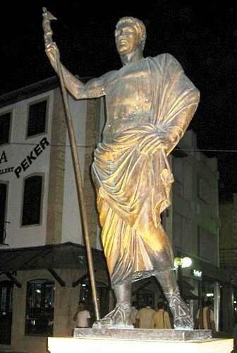 Памятник Атталу II Филадельфу в Анталии.