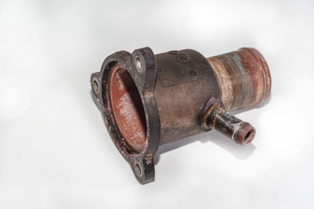 Первый корпус термостата, который стоял при покупке машины