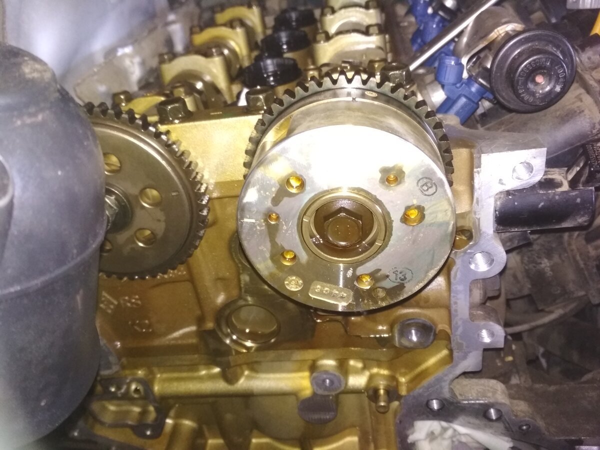 Шестерни распредвалов - видно, что масло окрасило стенки 