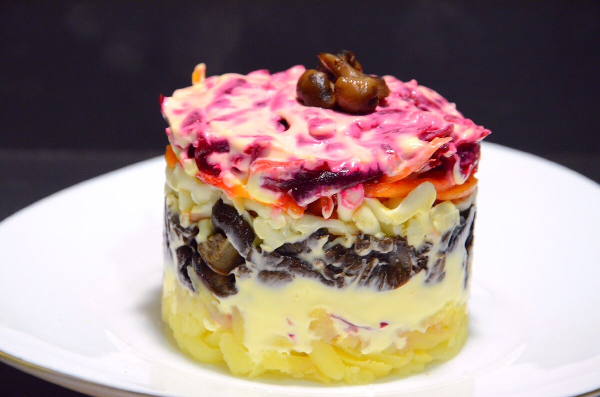 салат печень под шубой. печень под шубой. печень трески под шубой. слоёный салат "печень под шубой". салат "курица под шубой" кукуруза.