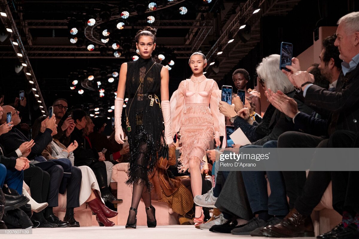 Кайя Гербер закрывает показ Fendi fall 2020