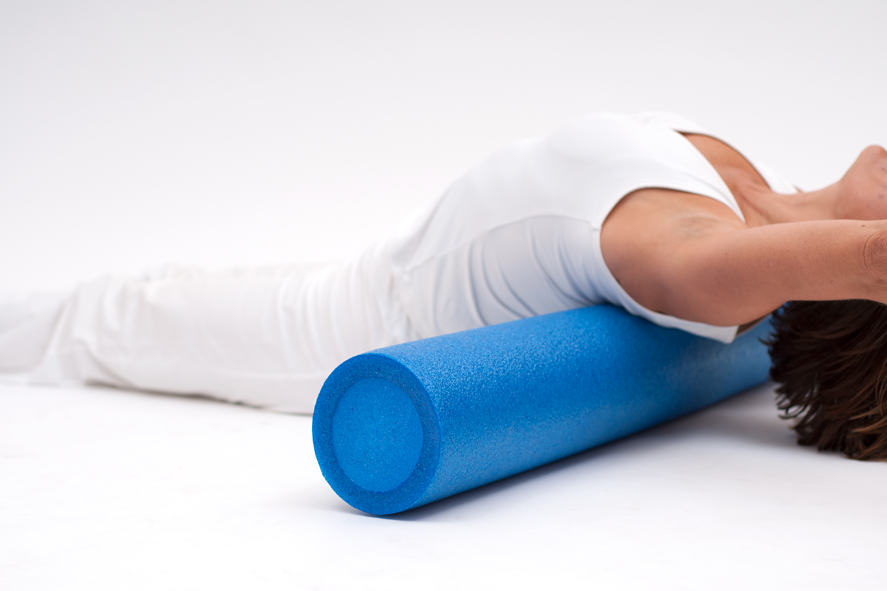 Взято с https://folkextreme.ru/. Можно использовать готовый массажный валик, как на фото, но я использую из полотенца, потому что изгиб спины не такой крутой, приемлемый получается.