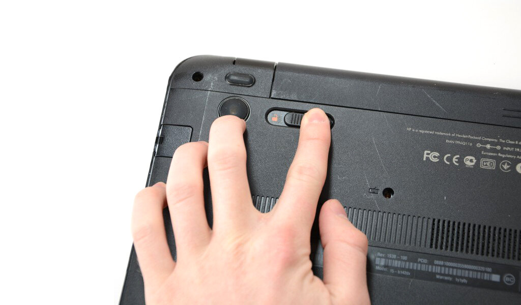 Извлечение аккумулятора из ноутбука