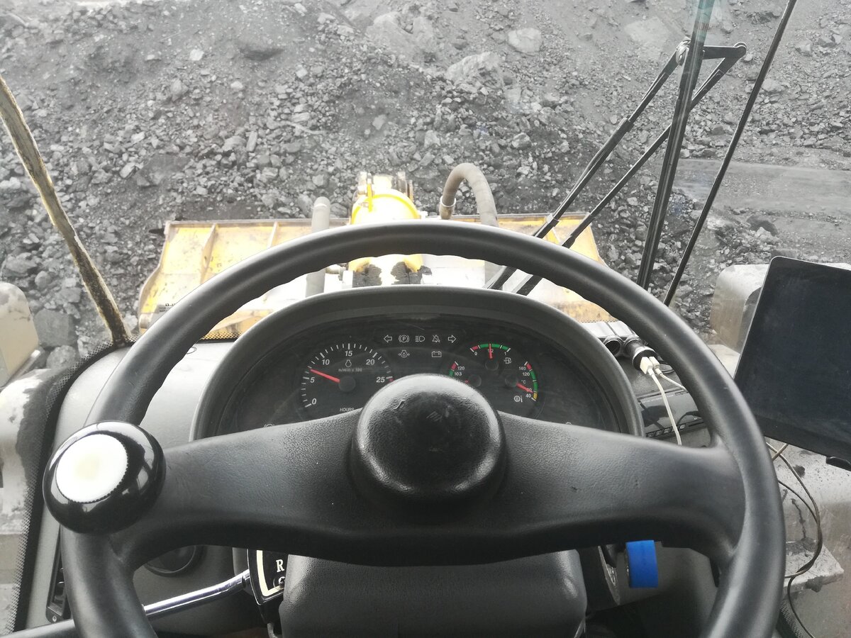 Вид с кабины фронтального погрузчика.