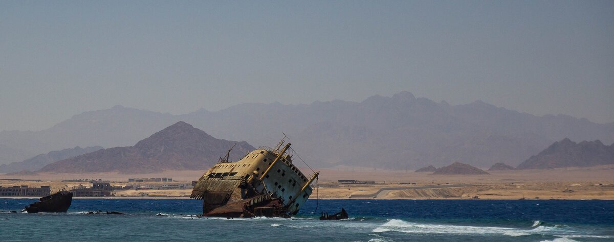 https://pixabay.com/photos/sea-ship-sunken-ships-shipwreck-2727398/