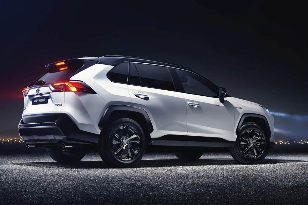 На автосалоне в Нью-Йорке 2018 прошла премьера кроссовера Toyota RAV4 5-го поколения — одной из важнейших моделей в линейке японского производителя, генерирующей огромные объемы продаж на многих мировых рынках, включая США и Россию. И тем удивительнее, что в компании решились на радикальную смену имиджа своего кроссоверного бестселлера, превратив новый кузов Тойота РАВ 4 2019 (фото и цена) из лощеного паркетника с легковым дизайном в брутальный вседорожник с угловатым оформлением экстерьера. Европейская презентация модели прошла осенью на автошоу в Париже. 