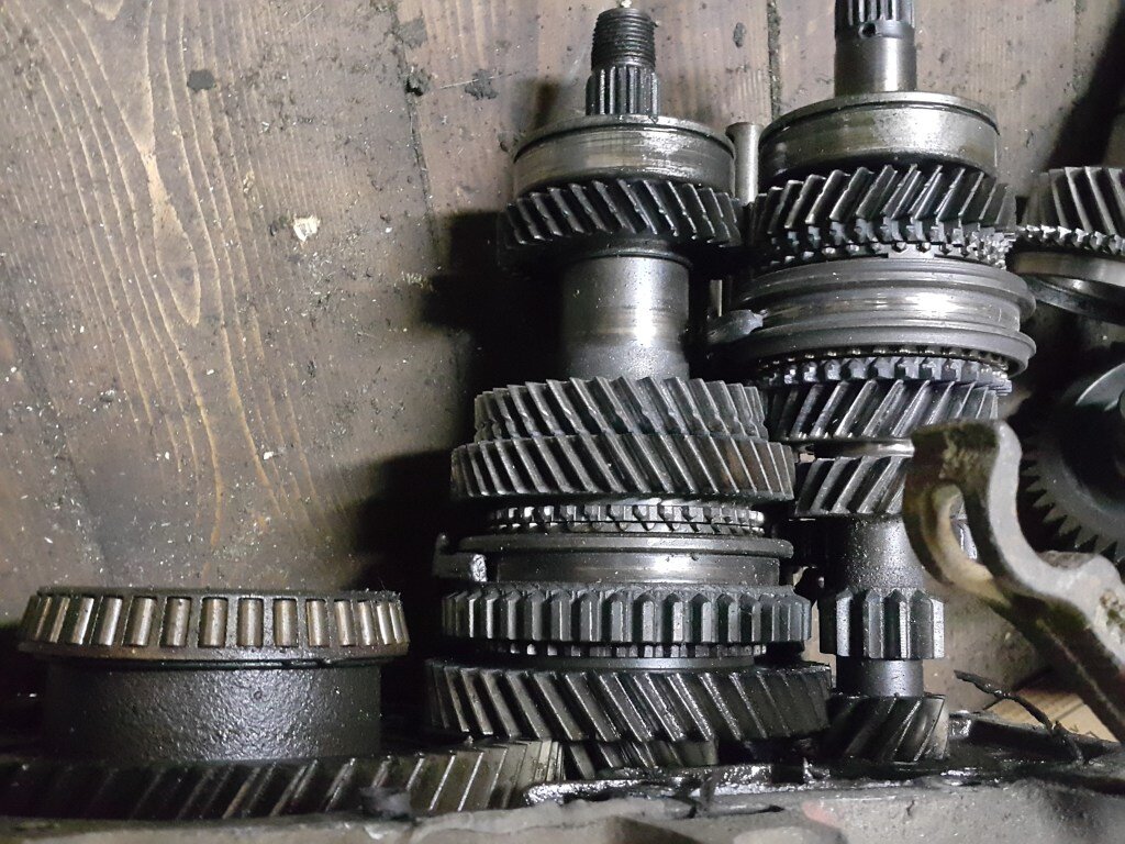 Почерневшие детали мкпп, которая эксплуатировалась без масла.