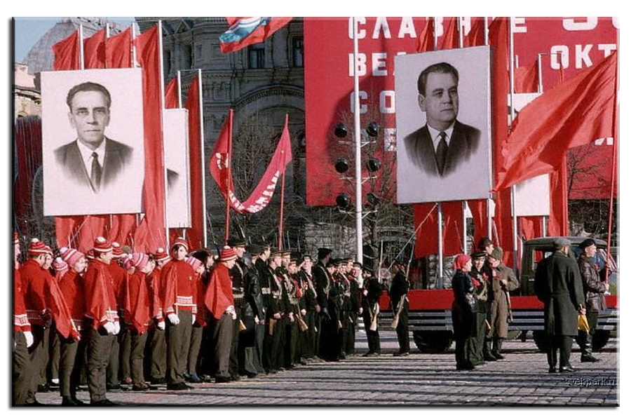 Советский ноябрь. Парад в честь Великой Октябрьской социалистической революции. Демонстрация 7 ноября в СССР. Праздник Октябрьской революции в СССР. Демонстрации в день Октябрьской революции 1967 Москва.