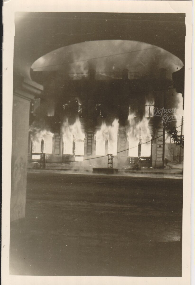 Полыхает очень можно. Фото сделано с противоположной стороны улицы. (фото из личной коллекции)