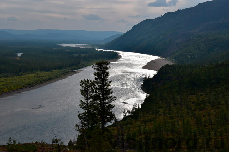 Здесь людей нет. Вообще. Да и не факт что они тут хоть когда-то были