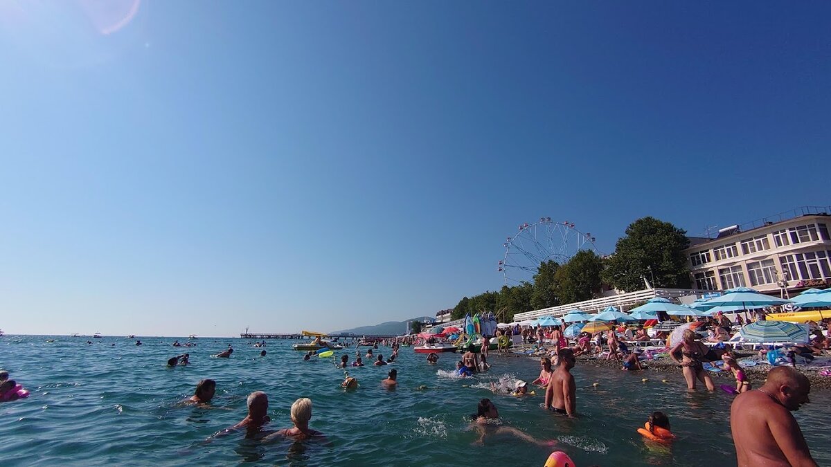 Пляж в пос. Лазаревское Сочи. Июль 2021. Фото из личного архива