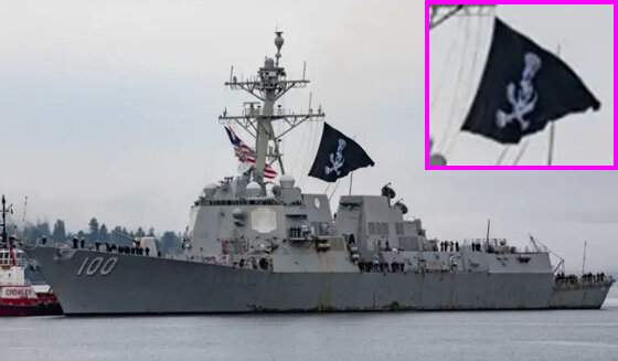 Миноносец "Кидд" под "Веселым Роджером",  Фото - https://www.businessinsider.com/