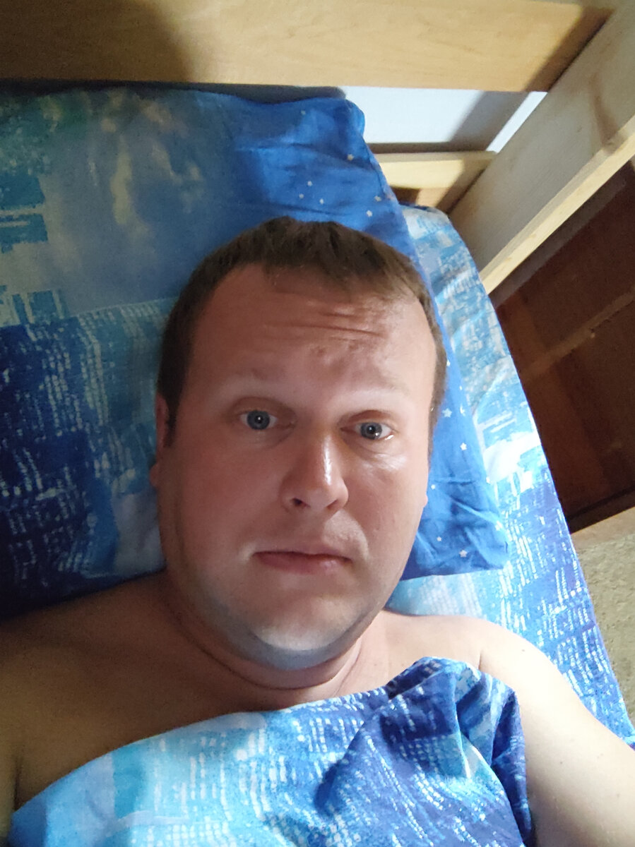 Как приятно понежиться в кроватке в такую пасмурную погоду. 