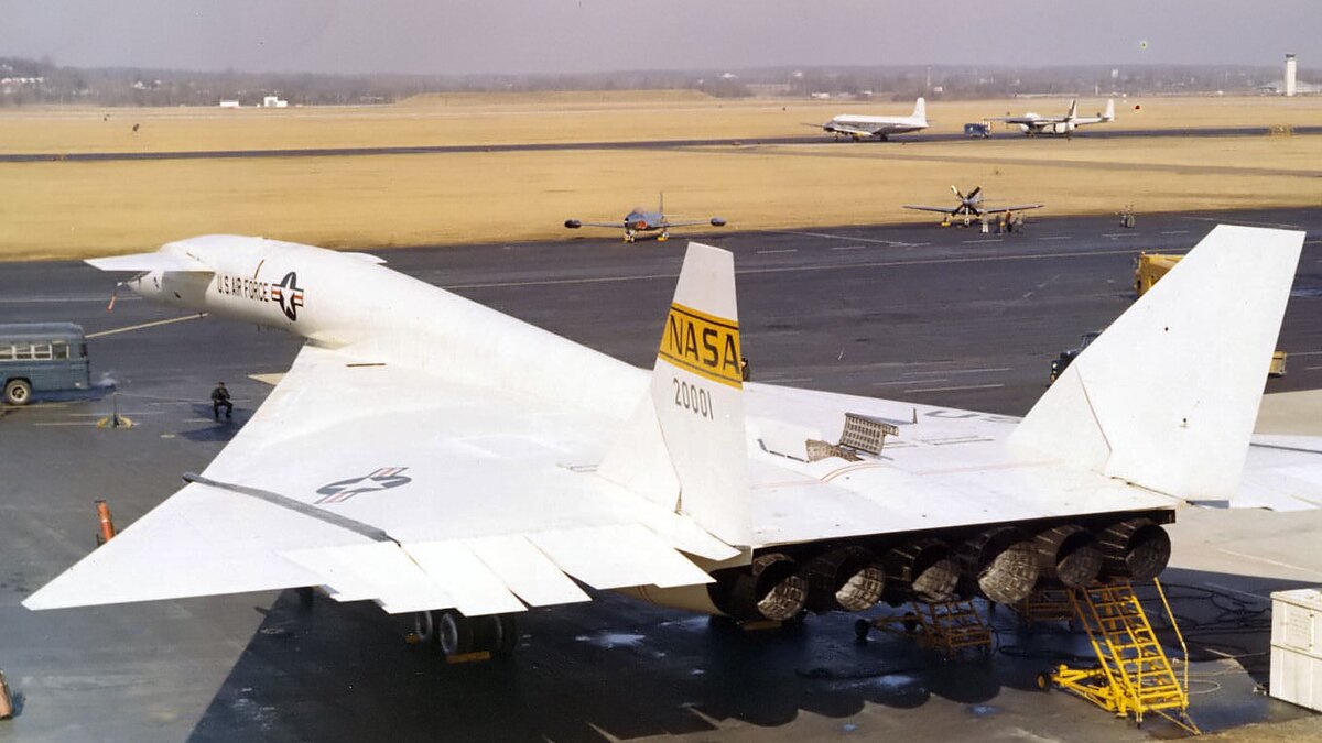 XB-70 Valkyrie, вид на двигатели. Взято из Яндекс-картинок