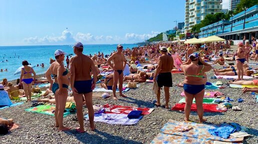 Пляжи в Ялте битком и даже дождь нам не помеха. Погода в Крыму. Вид на Гурзуф сверху.