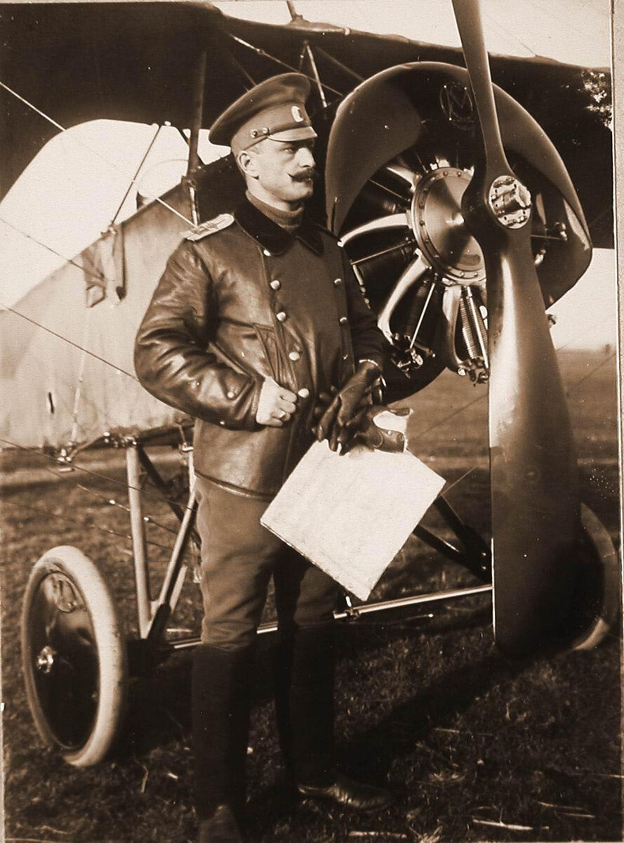  Ткачев у самолета. Сентябрь 1915 г. Рига
