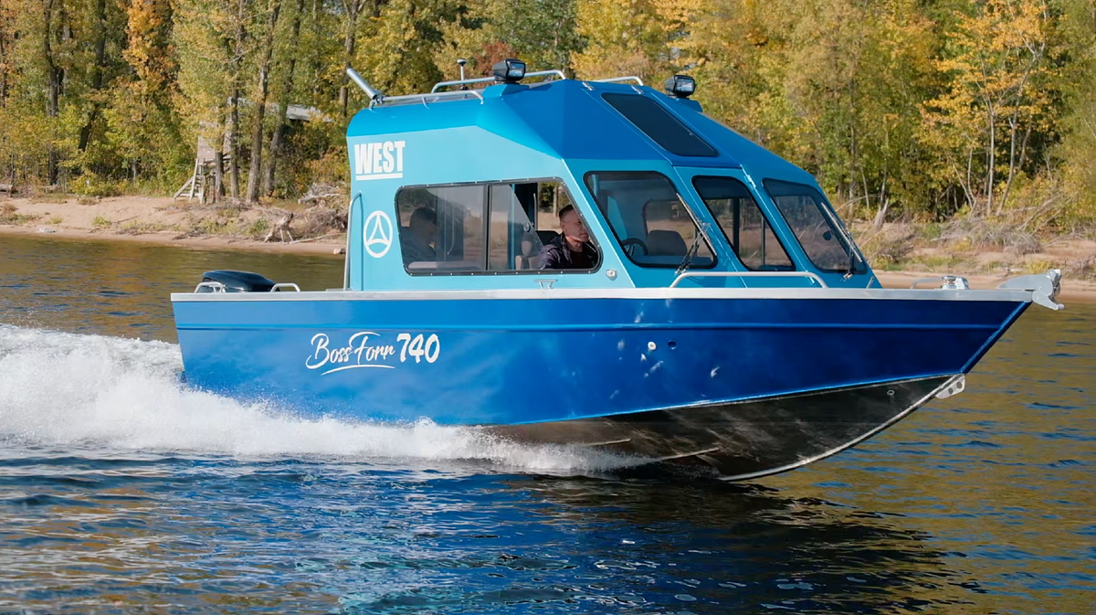 Алюминиевый многоцелевой кабинный катер Bossforr 740 West относится к современному классу "внедорожных" лодок в самом популярном сейчас размере 7+ метров.