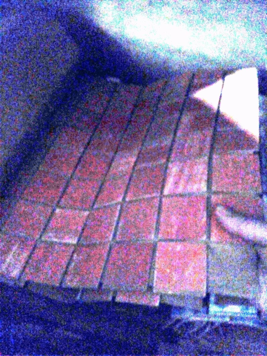 фотографирую картон с плиткой в кладовке, перенести на свет не могу, так как лист хрупкий и тяжёлый