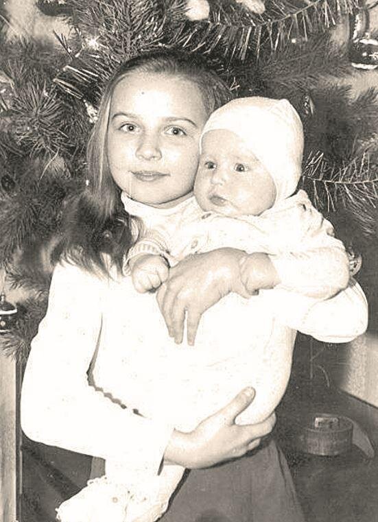 Татьяна Овсиенко в детстве с младшей сестрой Викой. Фото: Инстаграм