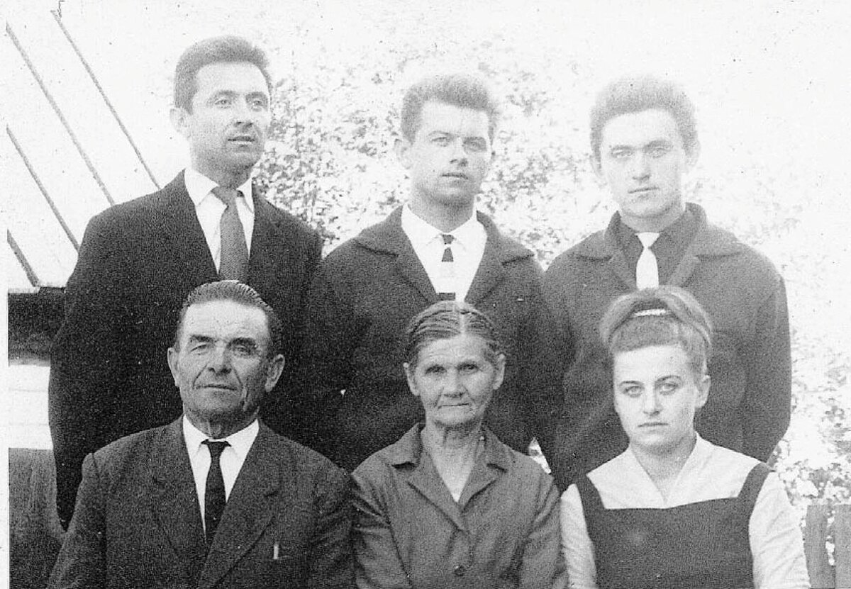 Семья Засим. Сидят (слева направо): Филипп Никитич, Валентина Емельяновна, Зоя Филипповна. Стоят: Иларий, Леонид, Михаил. На фото нет еще двух детей - Евгении и Аркадия. Фото 1966 года