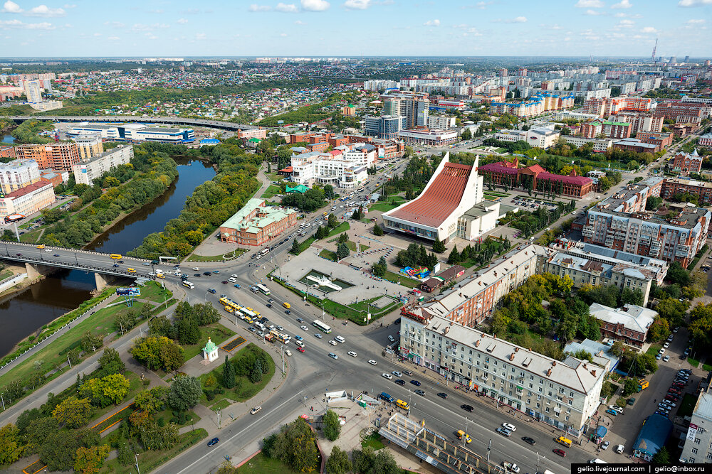 На фото Музыкальный театр.Улица Ленина.Протекает река Омь.