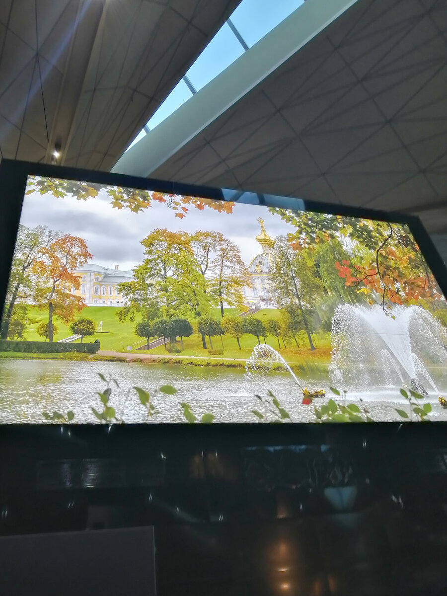 Красивые панно в аэропорту 