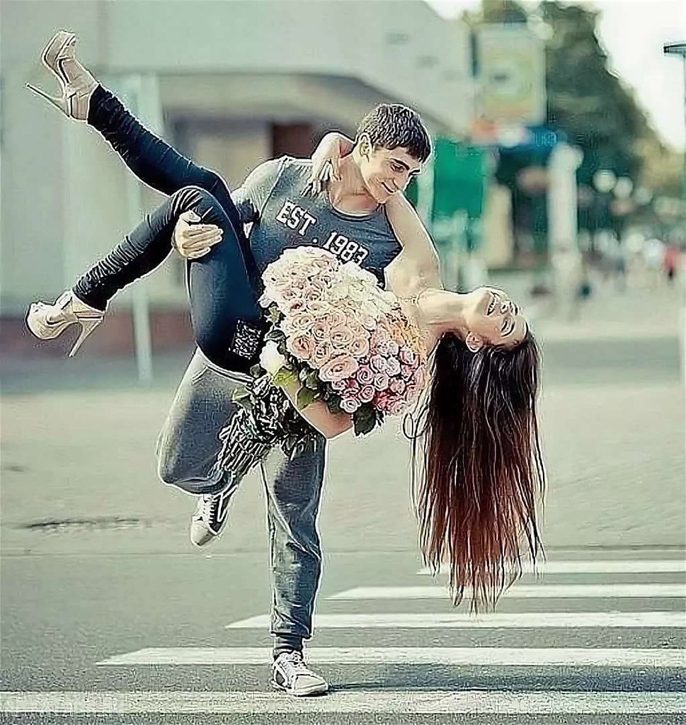 Люби хорошею девочку. Люби хорошею девочку. Безумная любовь. Сердечко руками. Открытка самой лучшей девушке.