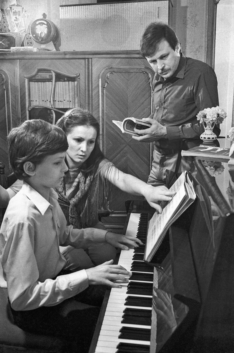     Певица София Ротару с мужем Анатолием Евдокименко и сыном Русланом. Фото: Александр Обуховский/Фотохроника ТАСС