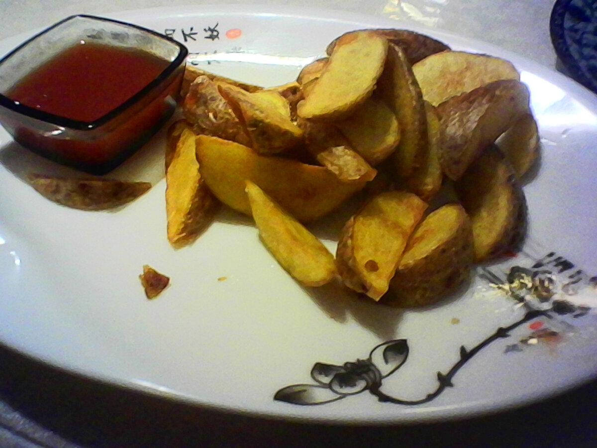 В китайском ресторане на улице Типанова д. 29 в Питере ( фото автора).Было больше египетской картошки, но уже съели.