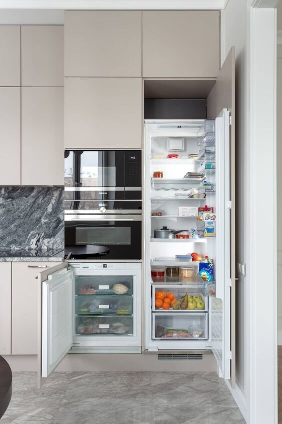 Встроенный холодильник в интерьере кухни и других комнат (+50 фото)